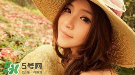 怎么去除疤痕?。咳绾稳コ毯塾?></p><p>3.因外傷留下的傷口要在縫合前認真清潔，以免感染擴大疤痕范圍。</p><p>4.避免細菌的侵入，特別是愛美的女士要避免化妝品對傷口的刺激。</p><p>5.避免在傷口還未完全愈合時任意剝除，抓撓傷口。</p><p>6.治療疤痕的過程切忌不可以進食辣椒蔥蒜，酒等刺激性較大的食物和公雞、鯉魚、牛羊狗肉等易發(fā)物。</p><p>7.外出是最好帶上遮陽傘，避免過強的紫外線照射，增強傷口的色素沉積。</p><p>8.均衡營養(yǎng)，平時多進食蛋白食物。</p> </div>
<div align=
