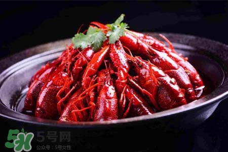 吃小龍蝦可以喝紅酒嗎？紅酒和龍蝦能一起吃嗎？