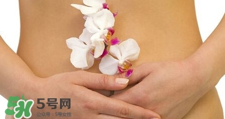 月經(jīng)量少顏色發(fā)黑是怎么回事？月經(jīng)量少怎么辦