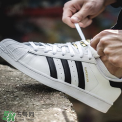 adidas貝殼頭正品多少錢？阿迪達(dá)斯貝殼頭鞋專柜價(jià)格