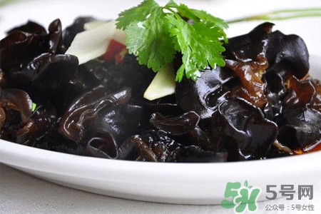 黑木耳泡太久會(huì)中毒嗎？黑木耳泡久了有毒嗎？