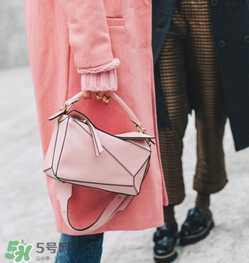 loewe puzzle怎么背好看？loewe puzzle怎么搭配好看？