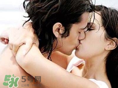 接吻時(shí)男生的手放哪里？接吻時(shí)男人的手摸哪里暴露性格