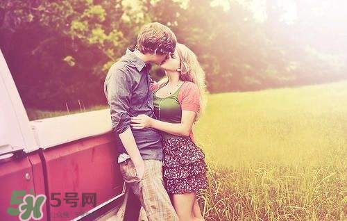 接吻時(shí)男生的手放哪里？接吻時(shí)男人的手摸哪里暴露性格