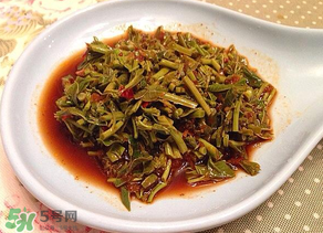 涼拌香椿要過(guò)水嗎？香椿涼拌前需要用開(kāi)水焯一下嗎？