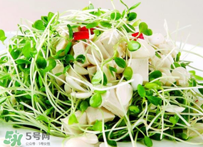 香椿拌豆腐怎么做好吃？香椿拌豆腐放什么油？