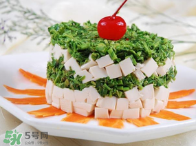 香椿拌豆腐怎么做好吃？香椿拌豆腐放什么油？
