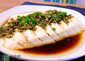 香椿炒豆腐怎么做好吃？香椿炒豆腐的做法