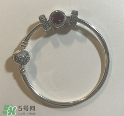 潘多拉美女與野獸手鏈?zhǔn)鞘裁床馁|(zhì)？pandora美女與野獸是銀的嗎？