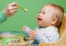 四個月的寶寶可以喝果汁嗎？寶寶四個月能喝果汁嗎？
