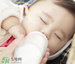 寶寶喝水喝奶要分開用奶瓶嗎？奶瓶喝水和喝奶要分開嗎？