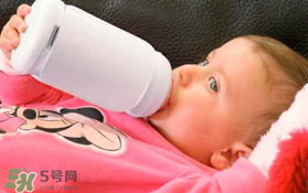 寶寶喝水喝奶要分開用奶瓶嗎？奶瓶喝水和喝奶要分開嗎？