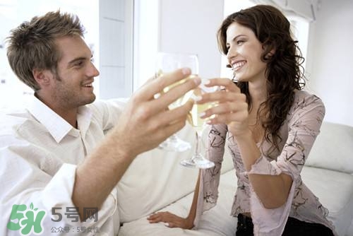 夫妻如何保持新鮮感？調(diào)情小技巧激發(fā)你的性欲