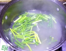 蒜苔用焯水嗎？蒜苔要不要焯水