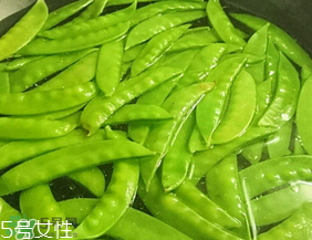 ?炒荷蘭豆要焯水嗎？荷蘭豆不焯水能吃嗎？