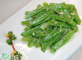 ?炒荷蘭豆要焯水嗎？荷蘭豆不焯水能吃嗎？