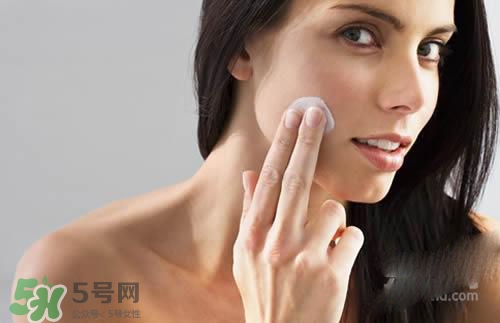 先用磨砂膏還是先用洗面奶？磨砂膏和洗面奶哪個先用？