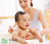 寶寶流鼻涕了還能洗澡嗎？寶寶夏天感冒能不能洗澡？