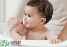 寶寶流鼻涕了還能洗澡嗎？寶寶夏天感冒能不能洗澡？