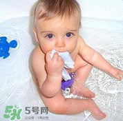 寶寶流鼻涕了還能洗澡嗎？寶寶夏天感冒能不能洗澡？