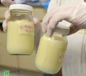 我的奶水發(fā)黃是怎么回事？ 哺乳期奶水發(fā)黃還可以喂奶嗎？
