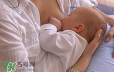 我的奶水發(fā)黃是怎么回事？ 哺乳期奶水發(fā)黃還可以喂奶嗎？