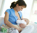 我的奶水發(fā)黃是怎么回事？ 哺乳期奶水發(fā)黃還可以喂奶嗎？