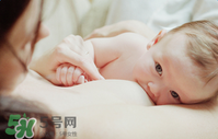 哺乳期奶水有血是什么原因？哺乳期奶水有血能喂奶嗎？