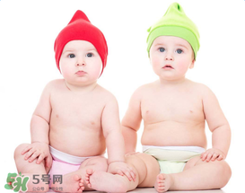如何判斷新生兒已經(jīng)吃飽？新生兒吃飽了有什么表現(xiàn)？