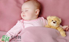 如何判斷新生兒已經(jīng)吃飽？新生兒吃飽了有什么表現(xiàn)？