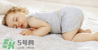 小孩開(kāi)著燈睡覺(jué)好嗎？寶寶睡覺(jué)開(kāi)著燈對(duì)身體有危害嗎？