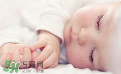 小孩開(kāi)著燈睡覺(jué)好嗎？寶寶睡覺(jué)開(kāi)著燈對(duì)身體有危害嗎？
