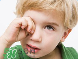 寶寶總是拿手揉眼睛是怎么了？寶寶眼睛癢怎么處理？