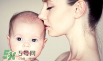 寶寶一般在什么時(shí)候會(huì)叫爸爸媽媽？寶寶說話和智力有關(guān)系嗎