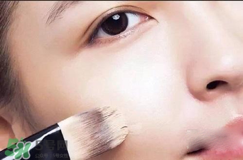 粉底液可以涂在眼部嗎？粉底液涂在眼部有什么危害？
