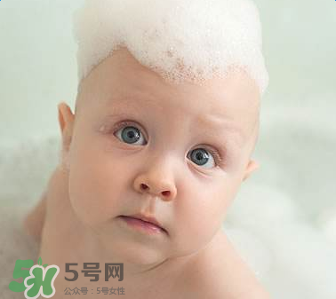 寶寶頭皮上的污垢可以摳掉嗎？寶寶頭上的頭垢該怎么處理？