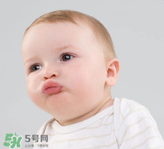 寶寶頭皮上的污垢可以摳掉嗎？寶寶頭上的頭垢該怎么處理？