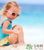夏日海邊寶寶游泳怎么防曬？海邊親子游泳防曬注意事項