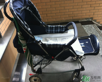 好孩子?jì)雰很囋趺捶牌剑亢煤⒆計(jì)雰很嚾绾握{(diào)節(jié)放平？
