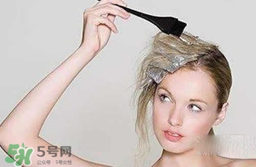 用染發(fā)膏前要不要洗頭？用染發(fā)膏要提前幾天洗頭？