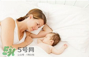 產(chǎn)后皮膚干燥起皮又很癢是怎么回事？生完小孩后皮膚特干怎么辦？
