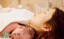 產(chǎn)后皮膚干燥起皮又很癢是怎么回事？生完小孩后皮膚特干怎么辦？