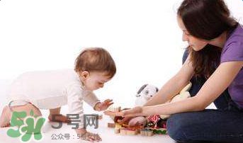 一歲寶寶玩什么游戲好？一歲寶寶適合玩什么游戲？