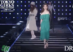 穿著高跟鞋翻跟頭走t臺(tái)模特同款綠色裙子是什么牌子？