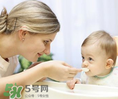 嬰兒吃魚肝油能打預(yù)防針嗎？嬰兒吃魚肝油影不影響打預(yù)防針？
