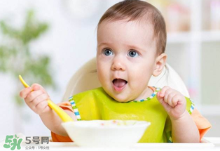 寶寶吃米粉拉綠便便怎么回事？寶寶吃米粉拉綠色要緊嗎？