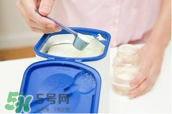 開水沖奶粉會破壞營養(yǎng)嗎？什么水溫沖奶粉好？