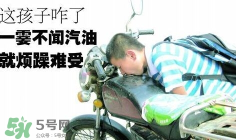 把自己關在冰柜聞汽油 直到遺體腐爛才被發(fā)現(xiàn)