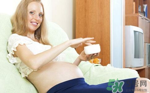 孕婦能抹護(hù)膚品嗎？孕婦能化妝嗎？