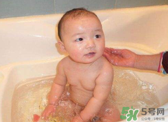 夏天嬰兒洗澡水溫多少度合適？夏天嬰兒洗澡水溫需要多少度？
